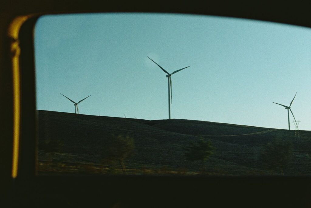 O que o ONS projeta de cortes de energia de renováveis até 2030?